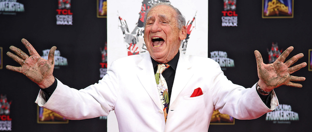 Il regista e comico Mel Brooks (88) dopo aver impresso le impronte delle mani nel cemento davanti al TCL Chinese Theatre di Hollywood, in occasione del 40esimo anniversario dell'uscita al cinema di Frankenstein Junior. Per scherzo, nella mano sinistra ha un dito in più. Qui invece le foto della proiezione speciale del film organizzata a Beverly Hills dalla Academy of Motion Picture Arts and Sciences: erano presenti, oltre a Mel Brooks, le attrici Cloris Leachman (la Frau Blücher del film), Teri Garr (l’assistente Inga) e il produttore Michael Gruskoff.
(AP Photo/Nick Ut)