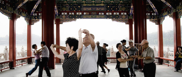 Cinesi ballano nel parco di Beihai a Pechino, in Cina, settembre 2012. I cinesi si incontrano spesso in parchi e luoghi pubblici per giocare a carte, ballare, fare ginnastica e praticare tai-chi. 
At First Glance
(Lorenzo Masi)