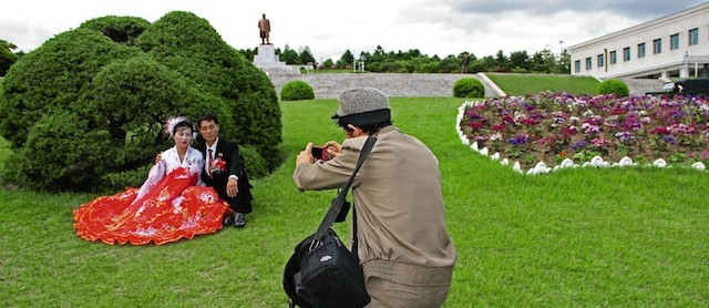 Una coppia di sposi in posa per una foto di matrimonio a Kaesong
© North Korea - Anonymous Country by Julia Leeb 
Pubblicato da teNeues 
Photo © 2014 Julia Leeb. All rights reserved