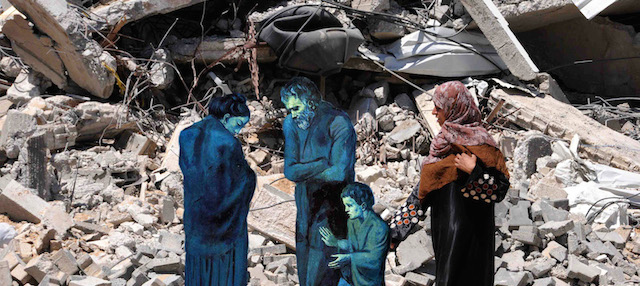 Un'immagine realizzata dall'artista palestinese Basel al-Maqosui: è composta da una fotografia scattata a Gaza di persone che cercano tra le macerie delle loro case distrutte dai bombardamenti israeliani e tre due figure di un quadro del pittore spagnolo Pablo Picasso. 
(AP Photo/courtesy Basel al-Maqousi)