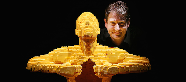 L'artista Nathan Sawaya con la sua scultura Yellow.
(Peter Macdiarmid/Getty Images)