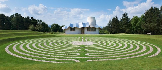 Il paesaggio del Ninewells Hospital a Dundee, in Scozia, progettato nel 2003 dall'architetto Frank Gehry. Il giardino è stato invece progettato da Arabella Lennox-Boyd.
(© Maggie’s Centres)