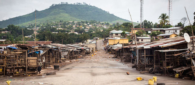 Un mercato vuoto durante il coprifuoco, Freetown, 19 settembre 2014. 
(AP Photo/ Michael Duff)