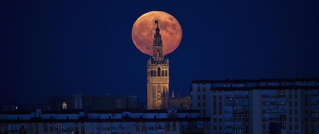 La superluna dietro alla Giralda, il campanile della cattedrale di Siviglia, Spagna, 9 settembre 2014. 
(AP Photo/Miguel Angel Morenatti)