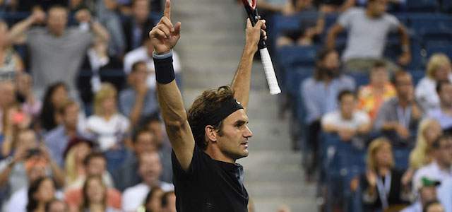 Roger Federer festeggia la vittoria ottenuta contro Gael Monfils. (DON EMMERT/AFP/Getty Images)