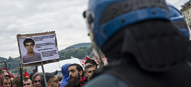 Foto Marco Alpozzi - LaPresse
01 05 2014 Torino
Cronaca
Corteo Primo Maggio a Torino
Nella foto: Il corteo degli autonomi, in coda a quello dei sindacati, presidiato dalla polizia, espone cartelli sul caso Aldrovandi

Foto Marco Alpozzi - LaPresse
01 05 2014 Torino
News
May Day parade in Turin 
In pictures: The parade of self behind that of the trade unions, guarded by riot police, exhibits cartels about Aldrovandi case