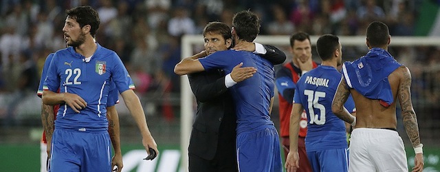 Antonio Conte abbraccia un giocatore a fine partita (AP Photo/Gregorio Borgia)