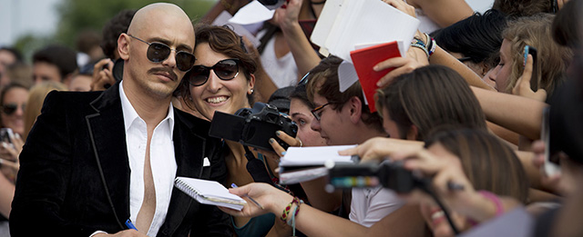 James Franco firma autografi prima di ricevere il premio "Glory To The Filmmaker Award" (AP Photo/David Azia)