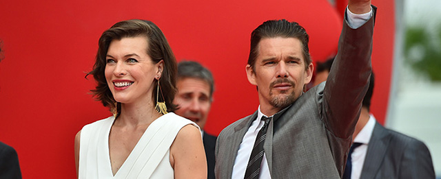 Milla Jovovich e Ethan Hawke arrivano alla proiezione di "Cymbeline" (GABRIEL BOUYS/AFP/Getty Images)