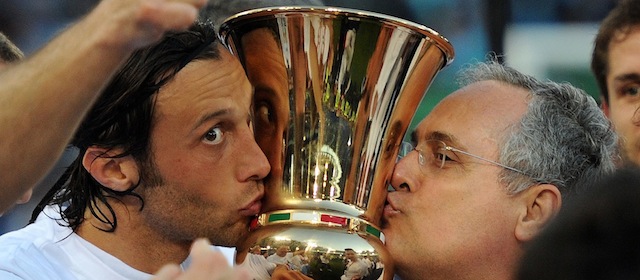 95-100 milioni (il presidente Claudio Lotito e il capitano Stefano Mauri baciano la Coppa Italia vinta il 26 maggio 2013, Giuseppe Bellini/Getty Images)