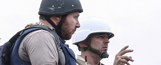 MISRATA, LIBYA - JUNE 02: In this handout image made available by the photographer American journalist Steven Sotloff (Center with black helmet) talks to Libyan rebels on the Al Dafniya front line, 25 km west of Misrata on June 02, 2011 in Misrata, Libya. Sotloff was kidnapped in August 2013 near Aleppo, Syria and was recently shown on a jihadist video in which fellow US journalist James Foley was executed. In the video the militant form the Islamic State (IS) threatens to kill Sotloff next if the US continues its aerial campaign against the insurgency. (Photo by Etienne de Malglaive via Getty Images)