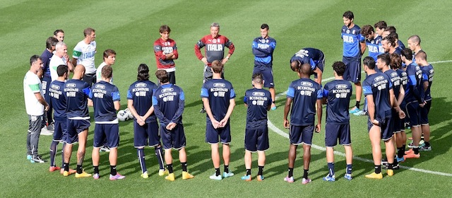 La squadra radunata attorno ad Antonio Conte durante un allenamento nel centro tecnico di Coverciano, Firenze, 8 ottobre 2014 (Claudio Villa/Getty Images)