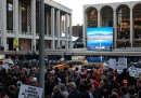 Le proteste al Met di New York