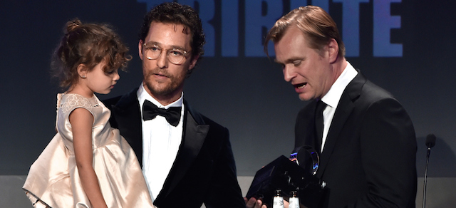 Il regista Christopher Nolan consegna l'American Cinematheque Award a Matthew McConaughey, che tiene in braccio la figlia Vida Alves
(Kevin Winter/Getty Images)