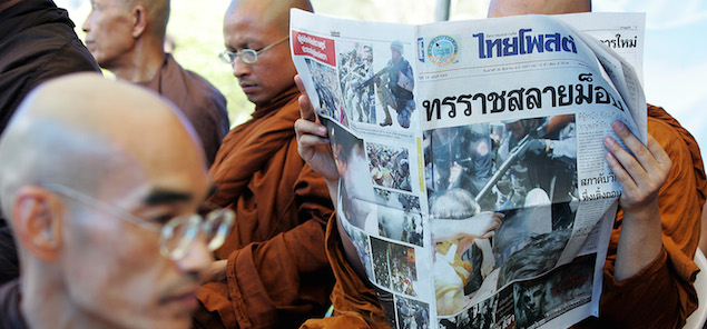 BANGKOK, THAILAND - AUGUST 30: Anti-government People's Alliance for Democracy (PAD) protesters at Government house on August 30, 2008, in Bangkok, Thailand. The protesters want to unseat the seven-month old coalition government lead by Prime Minister Samak Sundaravej. (Photo By Chumsak Kanoknan/ Getty Images)