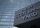 La storia assurda della donna ingannata da Scotland Yard