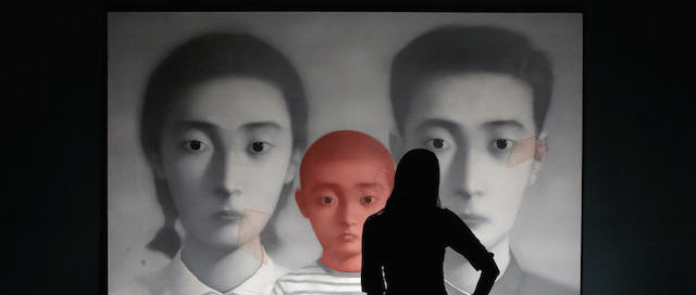 Big family number 1 dell'artista cinese Zhang Xiaogang, a un'asta di Sotheby's a Londra, nel febbraio del 2008. 
Zhang Xiaogang è nato nella provincia cinese di Yunnan nel 1958, ed è un pittore simbolista e surrealista famoso soprattutto per i grandi ritratti monocramitici.
(SHAUN CURRY/AFP/Getty Images)