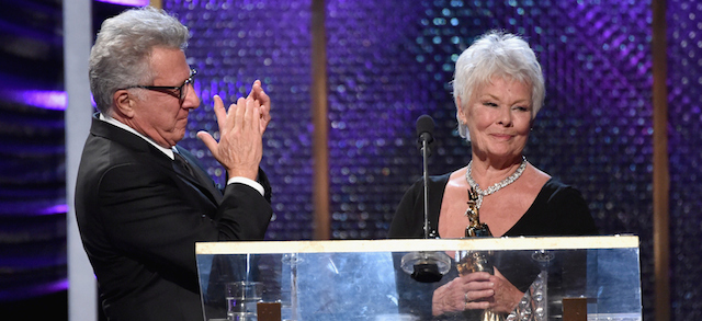 Dustin Hoffman applaude Judi Dench, a cui ha consegnato l'Albert R. Broccoli Britannia Award for Worldwide Contribution to Entertainment, una sorta di premio alla carriera.
(Kevin Winter/Getty Images)