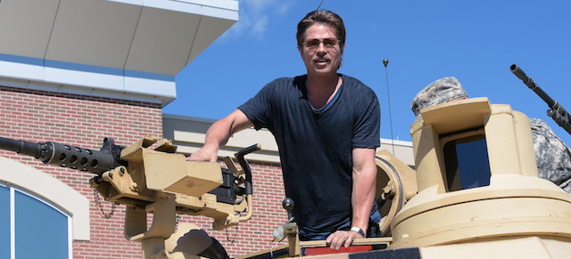 Brad Pitt (50) su un carro armato prima della proiezione di Furyalla base militare di Fort Benning, a Columbus, in Georgia. 
(Rick Diamond/Getty Images for Sony Pictures)