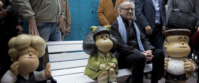 Il fumettista argentino Joaquin Salvador Lavado (82), meglio conosciuto come Quino, insieme alle statue di alcuni personaggi che ha inventato: Mafalda, Susanita e Manolito. La foto è stata scattata a un incontro per festeggiare i 50 anni di Mafalda, che apparve nella prima striscia nel settembre del 1964. 
(AP Photo/Eduardo Di Baia)