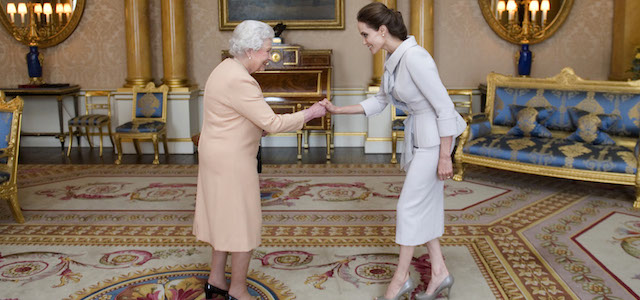 Angelina Jolie (39) riceve dalla regina Elisabetta II l'onorificenza dell'Ordine di St. Michael, uno dei più importanti del Reno Unito, a Buckingham Palace, a Londra.
(Anthony Devlin - WPA Pool/Getty Images)