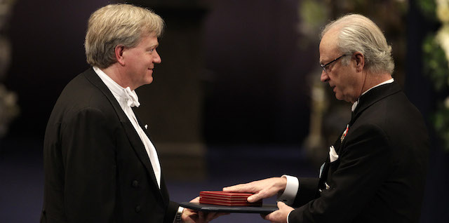Brian P. Schmidt riceve il Nobel per la Fisica dal re di Svezia Carlo XVI Gustavo di Svezia, a Stoccolma, 10 dicembre 2011. 
(AP Photo/Matt Dunham)