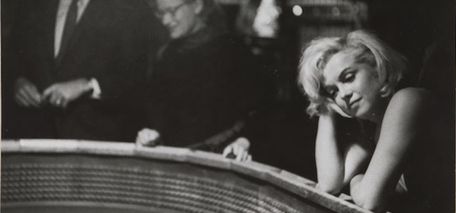 Marilyn Monroe durante le riprese del film Gli Spostati, 1960
Eve Arnold (1912–2012) 
Gelatina ai sali d’argento 
Collezione Rijksmuseum, ottenuta con il sostegno di BankGiro Loterij, il fondo Paul Huf/Rijksmuseum e il fondo Johan Huizinga/Rijksmuseum.