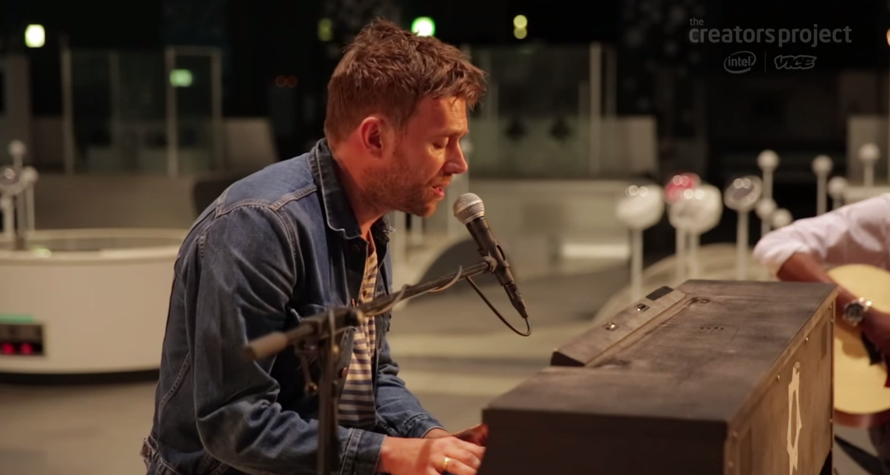 Damon Albarn suona “Everyday Robots” a due androidi