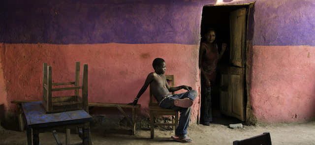Ragazzo seduto su una sedia, Valle di Omo, Etiopia, 2013
@Steve McCurry