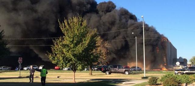 Un piccolo aereo si è schiantato contro l’aeroporto di Wichita, in Kansas: ci sono almeno quattro morti