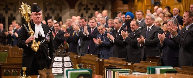 Il primo ministro canadese Stephen Harper (destra) e tutti i membri del parlamento applaudono Kevin Vickers, il funzionario addetto alle cerimonie che ha ucciso Michael Zehaf-Bibeau.
(Jason Ransom/PMO via Getty Images)