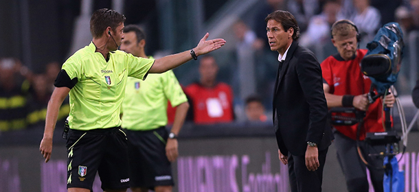 L'arbitro Gianluca Rocchi si rivolge all'allenatore della Roma Rudi Garcia
(Maurizio Lagana/Getty Images)