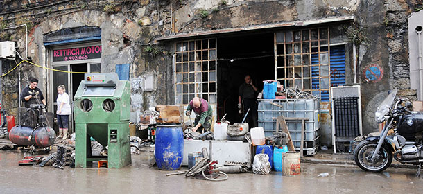 Foto Arata Palli/LaPresse
11-10-2014 Genova, Italia
cronaca
Alluvione a Genova, volontari a lavoro per ripulire strade
Nella foto: allerta fino a lunedi 13 - GLI ANGELI DEL FANGO INSIEME AI COMMERCIANTI COLPITI DALL'ALLUVIONE RIPULISCO GLI ESERCIZI COMMERCIALI E LE STRADE ANTISTANTI.