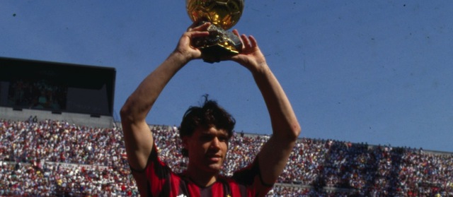 © Ravezzani/LaPresse
Anni 80 Milano, Italia
Calcio
Nella foto: MARCO VAN BASTEN alza il Pallone d'oro.
