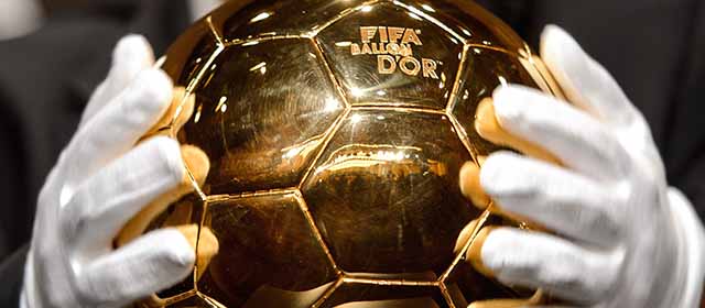 The FIFA Ballon d'Or 2013 (Golden ball) trophy is displayed at the Kongresshaus in Zurich on January 13, 2014, ahead of the Ballon d'Or award ceremony. AFP PHOTO / FABRICE COFFRINI (Photo credit should read FABRICE COFFRINI/AFP/Getty Images)