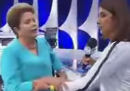 Il video di Dilma Rousseff che si sente male durante un'intervista