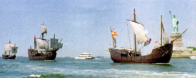 Delle riproduzioni delle caravelle di Colombo mentre navigano vicino alla statua della Libertà, a New York, il 26 giugno 1992. (MARIA R. BASTONE/AFP/Getty Images)