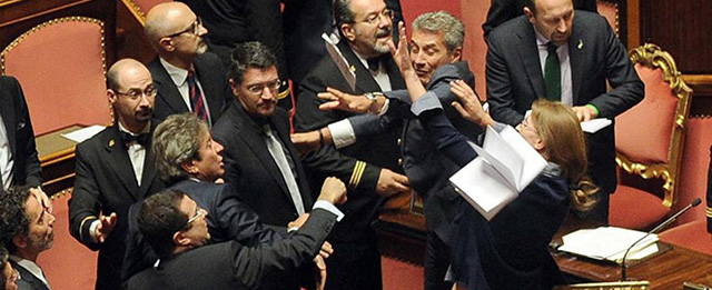 Senatori del Movimento 5 Stelle e della Lega protestano verso il Presidente Grasso (Fabio Cimaglia/LaPresse)