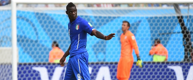 Italy's forward Mario Balotelli gestures during the Group D football match between Italy and Uruguay at the Dunas Arena in Natal during the 2014 FIFA World Cup on June 24, 2014. AFP PHOTO / EMMANUEL DUNAND