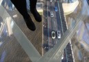 La nuova pavimentazione trasparente sul Tower Bridge di Londra