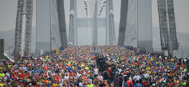 I concorrenti della 36esima edizione della Maratona dell'Eurasia, sul Ponte sul Bosforo a Istanbul, in Turchia, domenica 16 novembre 2014. 
(BULENT KILIC/AFP/Getty Images)
