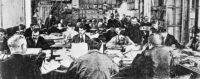 Journalists work in the newsroom of French Press Agency Havas in 1922 in Paris, place de la Bourse. (Photo credit should read -/AFP/Getty Images)