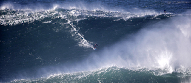 Un surfista su un'onda durante una gara di surf a Praia do Norte, a Nazaré, in Portogallo, sabato 29 novembre 2014. 
(AP Photo/Francisco Seco)