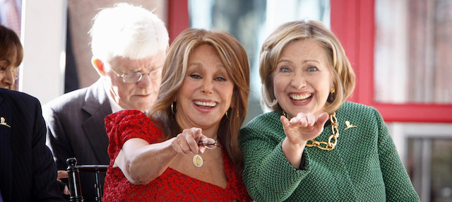 L'ex segretario di stato americano Hillary Rodham Clinton (67) e l'attrice Marlo Thomas (77) alla cerimonia di inaugurazione di un ospedale e centro di ricerca per l'infanzia dedicato a Thomas, a Memphis, Tennessee. 
(AP Photo/Karen Pulfer Focht)