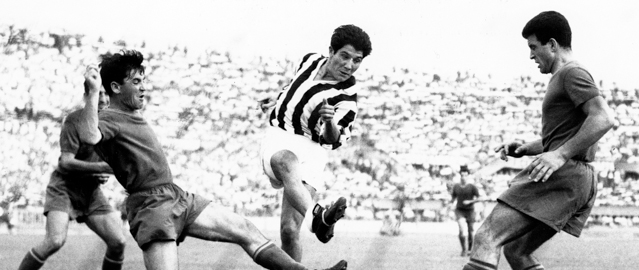 Omar Sivori, della Juventus, contro la Roma, nel 1957. (©LaPresse 
Archivio Storico)