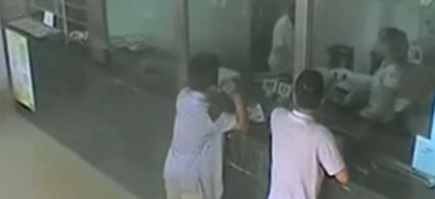 Un aspirante rapinatore completamente ignorato in Cina