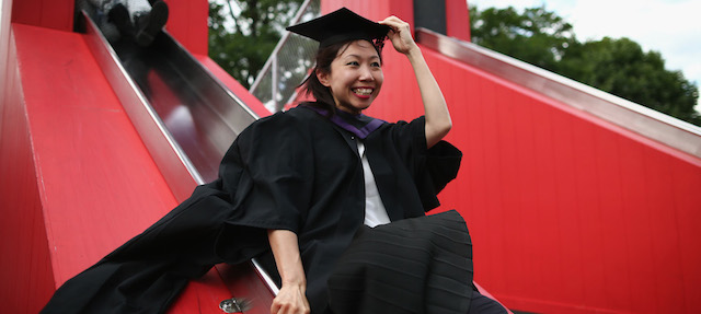 Una studentessa festeggia dopo aver preso la laurea a Londra, nel luglio 2014. 
(Dan Kitwood/Getty Images)