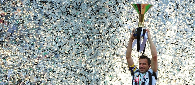 Del Piero tiene in mano lo scudetto dopo la partita contro l'Atalanta, giocata a Torino il 13 maggio 2012 (OLIVIER MORIN/AFP/GettyImages)