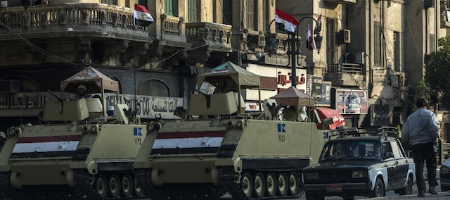 Mezzi militari egiziani a piazza Tahrir, al Cairo, in Egitto. 28 novembre 2014.
(KHALED DESOUKI/AFP/Getty Images)