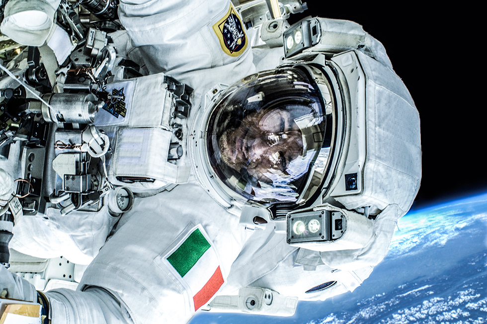L'attività extraveicolare ("passeggiata spaziale") dell'astronauta italiano Luca Parmitano nel 2013.

(NASA/ESA)